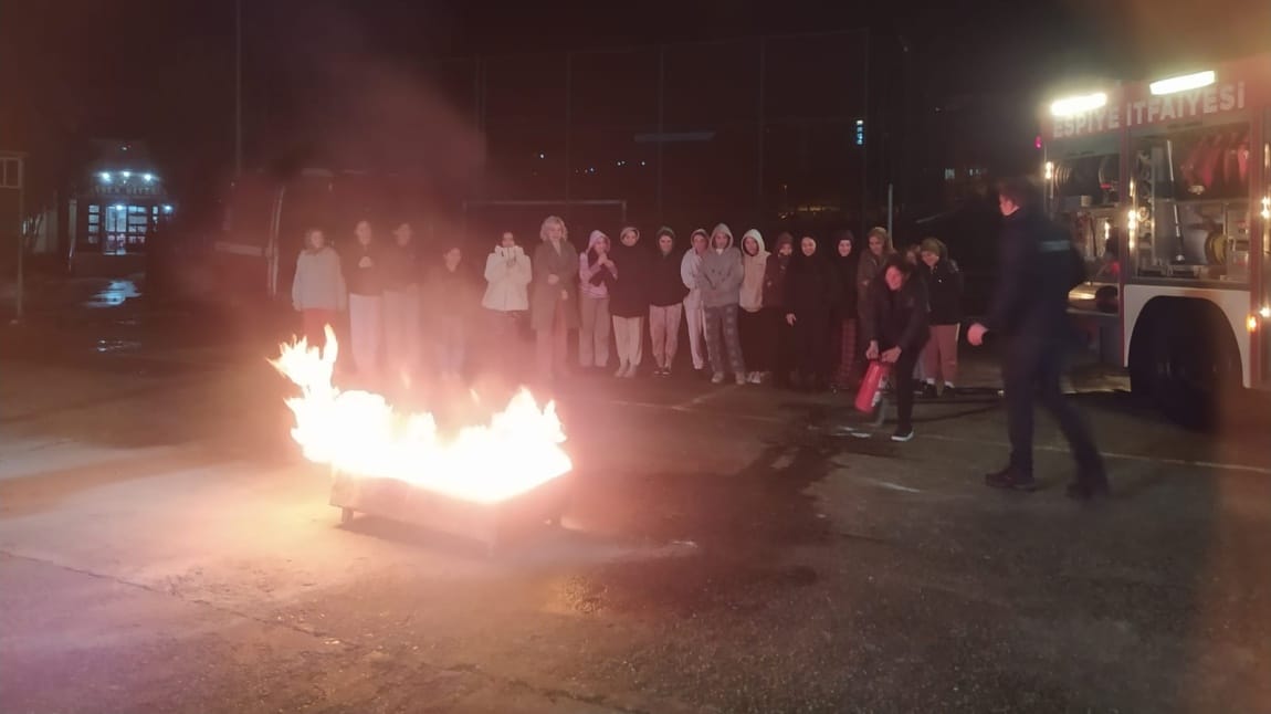 PANSİYON ÖĞRENCİLERİMİZ YANGIN SÖNDÜRME TATBİKATI YAPTILAR