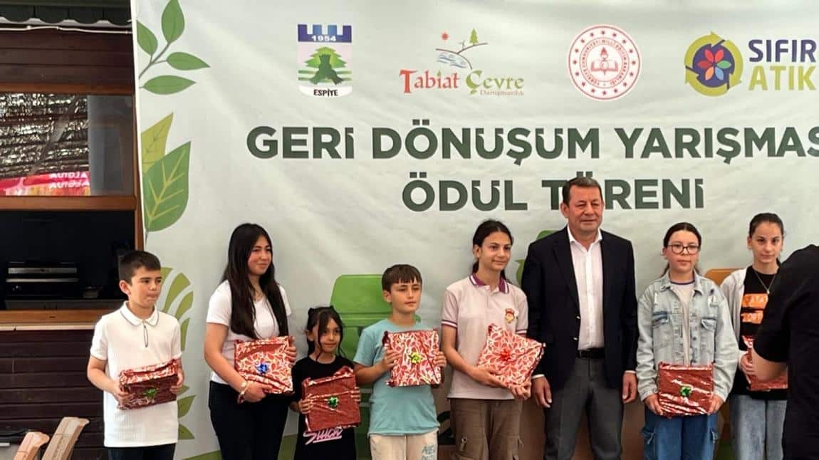 OKULUMUZ GERİ DÖNÜŞÜM YARIŞMASINDA ÖDÜL ALDI